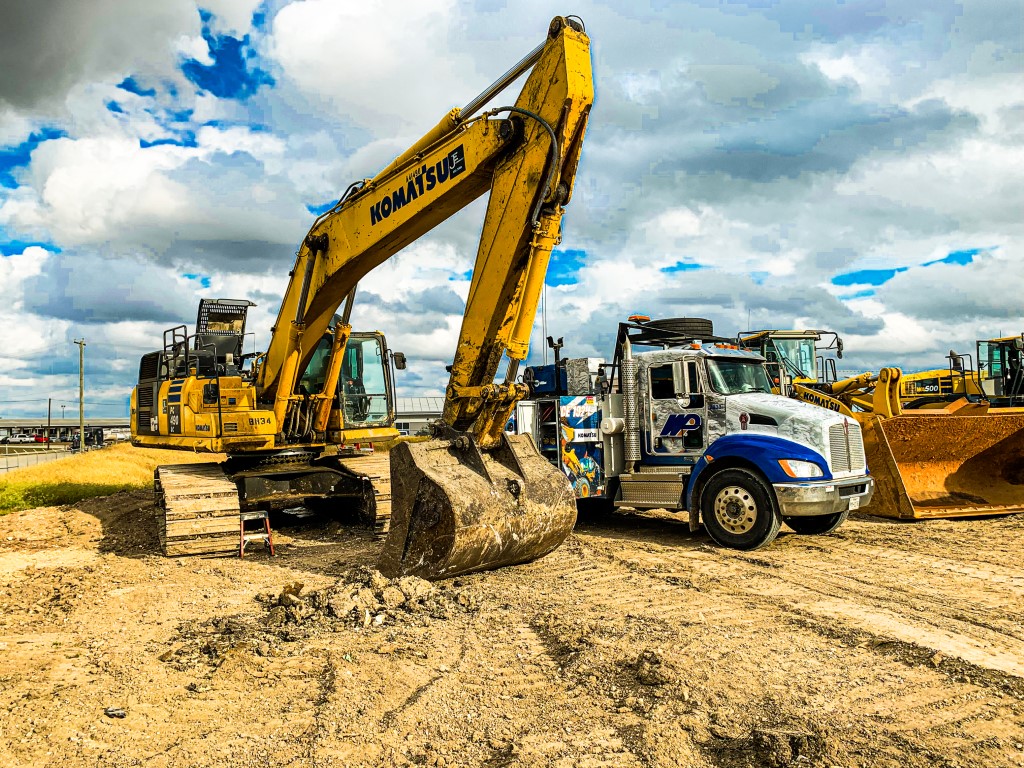 Komatsu PC490 Service Truck